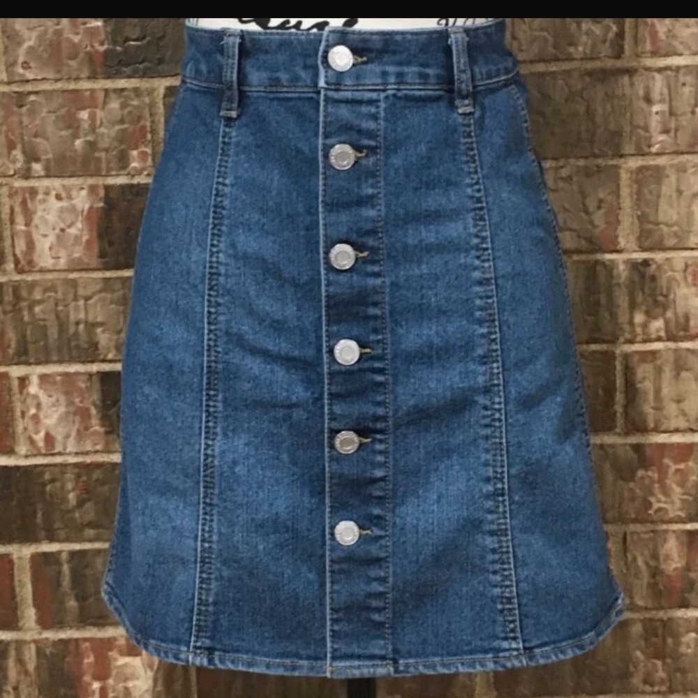 EUC Jean skirt with pretty top stitch seamed detailing and back pockets.